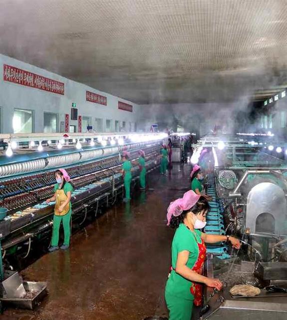 북한 노동당 기관지 노동신문은 6일 “희천제사공장의 일꾼(간부)들과 노동자들이 상반년 명주실 생산계획을 앞당겨 수행하였다”라고 보도했다. 사진은 작업 중인 노동자들.  평양 노동신문 뉴스1