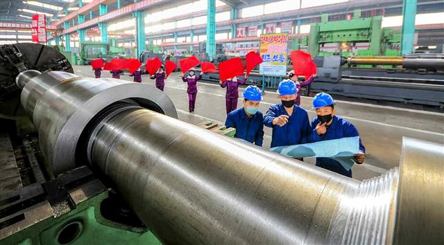 북한 노동당 기관지 노동신문은 6일 “대안중기계연합기업소의 노동계급이 인민경제 여러 부문에 보내줄 대상설비와 발전설비 생산에 박차를 가하고 있다”라고 보도했다. 이곳 노동계급은 치열한 철야전을 펼쳐 맡겨진 1분기 인민경제 계획을 초과 달성했다고 신문은 설명했다. 평양 노동신문 뉴스1