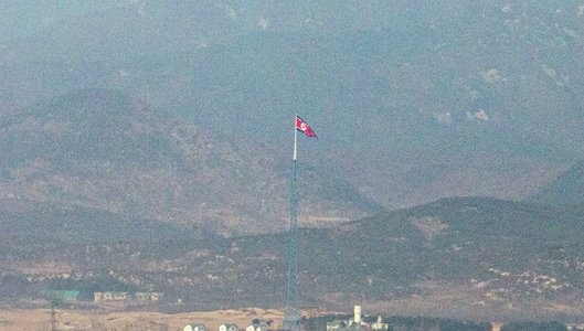 경기도 파주 접경지역에서 바라본 북한 기정동 마을에 인공기가 바람에 날리고 있다. 2021.1.3 뉴스1