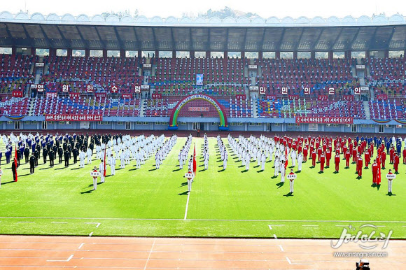 북한이 김일성 주석 생일(‘태양절’4월 15일)을 앞두고 평양에서 태양절 경축 전국 도대항 군중 체육대회-2021을 열었다고 대외선전매체 메아리가 6일 보도했다. 개막식이 열린 김일성경기장에서 옷을 맞춰 입은 대회 참가 단위들이 열을 맞춰 서 있다. 관중석은 ‘좌석 띄워 앉기’를 시행하는 모습이다. 2021.4.6  메아리 홈페이지 캡처