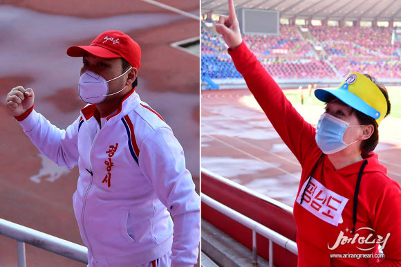 북한이 김일성 주석 생일(‘태양절’4월 15일)을 앞두고 평양에서 태양절 경축 전국 도대항 군중 체육대회-2021을 열었다고 대외선전매체 메아리가 6일 보도했다. 응원단 앞에 선 단장들도 모두 마스크를 쓴 채로 응원 열기를 돋우고 있다. 2021.4.6  메아리 홈페이지 캡처