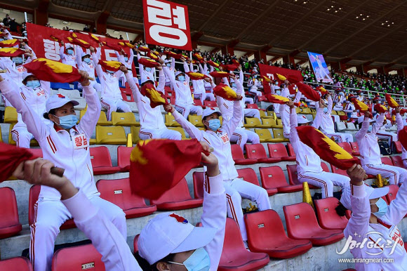 북한이 김일성 주석 생일(‘태양절’?4월 15일)을 앞두고 평양에서 태양절 경축 전국 도대항 군중 체육대회-2021을 열었다고 대외선전매체 메아리가 6일 보도했다. 마스크를 한 응원단이 좌석 간 거리를 두고 앉아 응원하고 있다. 2021.4.6  메아리 홈페이지 캡처