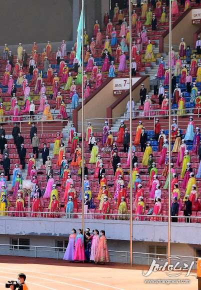 북한이 김일성 주석 생일(‘태양절’4월 15일)을 앞두고 평양에서 태양절 경축 전국 도대항 군중 체육대회-2021을 열었다고 대외선전매체 메아리가 6일 보도했다. 색색의 한복을 입고 대회를 보러 온 관람객들이 마스크를 쓰고 좌석 사이에 거리를 둔 채로 띄엄띄엄 서 있다. 2021.4.6  메아리 홈페이지 캡처