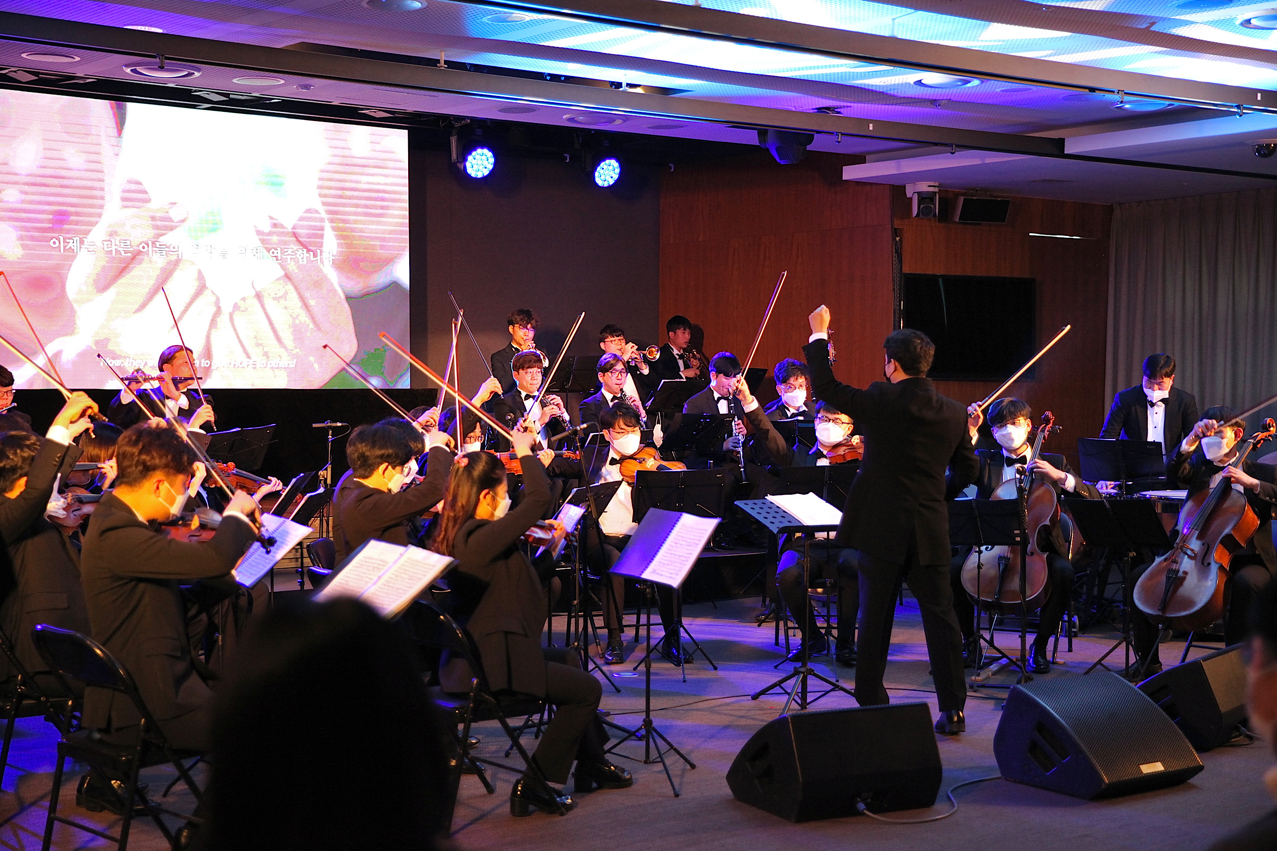 6일 서울 마포구 에쓰오일 본사에서 하트하트 오케스트라 단원들이 전달식을 기념해 공연을 하고 있다. 에쓰오일 제공