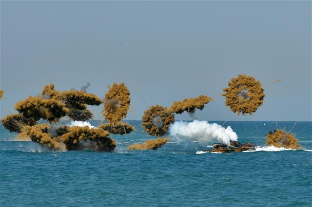 6일 경북 포항시 북구 송라면 해안에서 실시된 여단급 합동 상륙훈련에서 적 해안 상륙을 앞둔 해병대 1사단 한국형 상륙돌격장갑차(KAAV)가 연막탄을 터뜨리고 있다. 2021.4.6 뉴스1