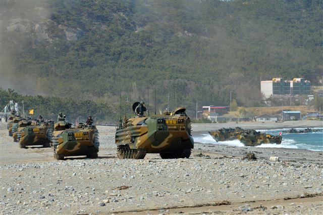 6일 경북 포항시 북구 송라면 해안에서 실시된 여단급 합동 상륙훈련에서 해병대 1사단 한국형 상륙돌격장갑차(KAAV)가 적 해안으로 돌격하고 있다. 2021.4.6 뉴스1