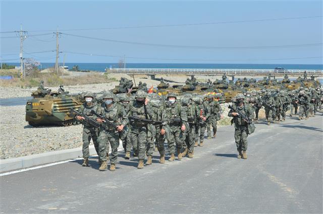 6일 경북 포항시 북구 송라면 해안에서 실시된 여단급 합동 상륙훈련에서 해병대 1사단 대원들이 한국형 상륙돌격장갑차(KAAV)로 적 해안에 상륙한 후 돌격하고 있다. 2021.4.6 뉴스1