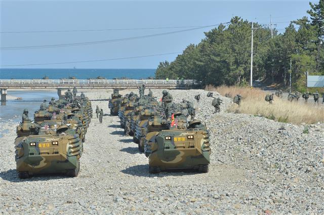 6일 경북 포항시 북구 송라면 해안에서 실시된 여단급 합동 상륙훈련에서 해병대 1사단 대원들이 한국형 상륙돌격장갑차(KAAV)로 적 해안에 상륙한 후 돌격하고 있다. 2021.4.6 뉴스1