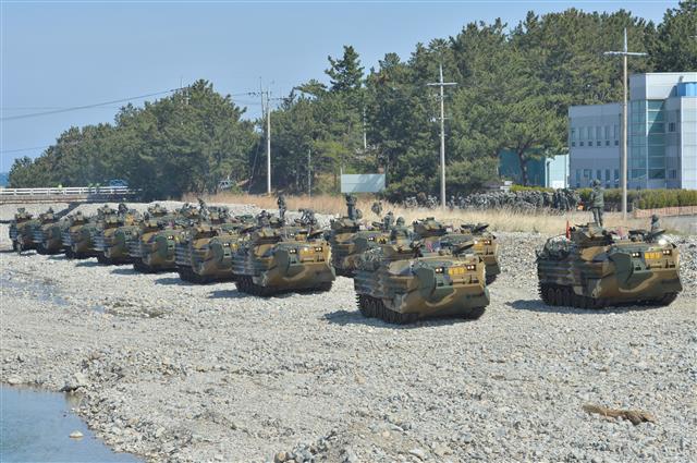 6일 경북 포항시 북구 송라면 해안에서 실시된 여단급 합동 상륙훈련에서 해병대 1사단 대원들이 한국형 상륙돌격장갑차(KAAV)로 적 해안에 상륙한 후 돌격하고 있다. 2021.4.6 뉴스1