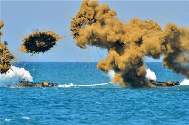 6일 경북 포항시 북구 송라면 해안에서 실시된 여단급 합동 상륙훈련에서 적 해안 상륙을 앞둔 해병대 1사단 한국형 상륙돌격장갑차(KAAV)가 연막탄을 터뜨리고 있다. 2021.4.6 뉴스1