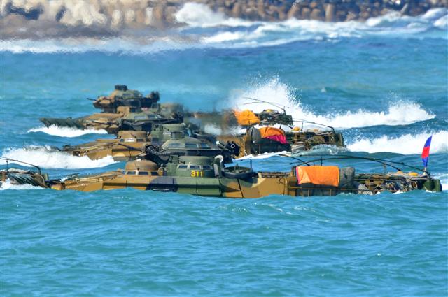 6일 경북 포항시 북구 송라면 해안에서 실시된 여단급 합동 상륙훈련에서 해병대 1사단 한국형 상륙돌격장갑차(KAAV)가 적 해안으로 돌격하고 있다. 2021.4.6 뉴스1