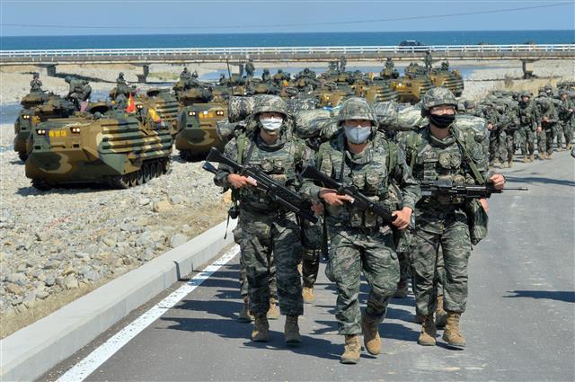 6일 경북 포항시 북구 송라면 해안에서 실시된 여단급 합동 상륙훈련에서 해병대 1사단 대원들이 한국형 상륙돌격장갑차(KAAV)로 적 해안에 상륙한 후 돌격하고 있다. 2021.4.6 뉴스1