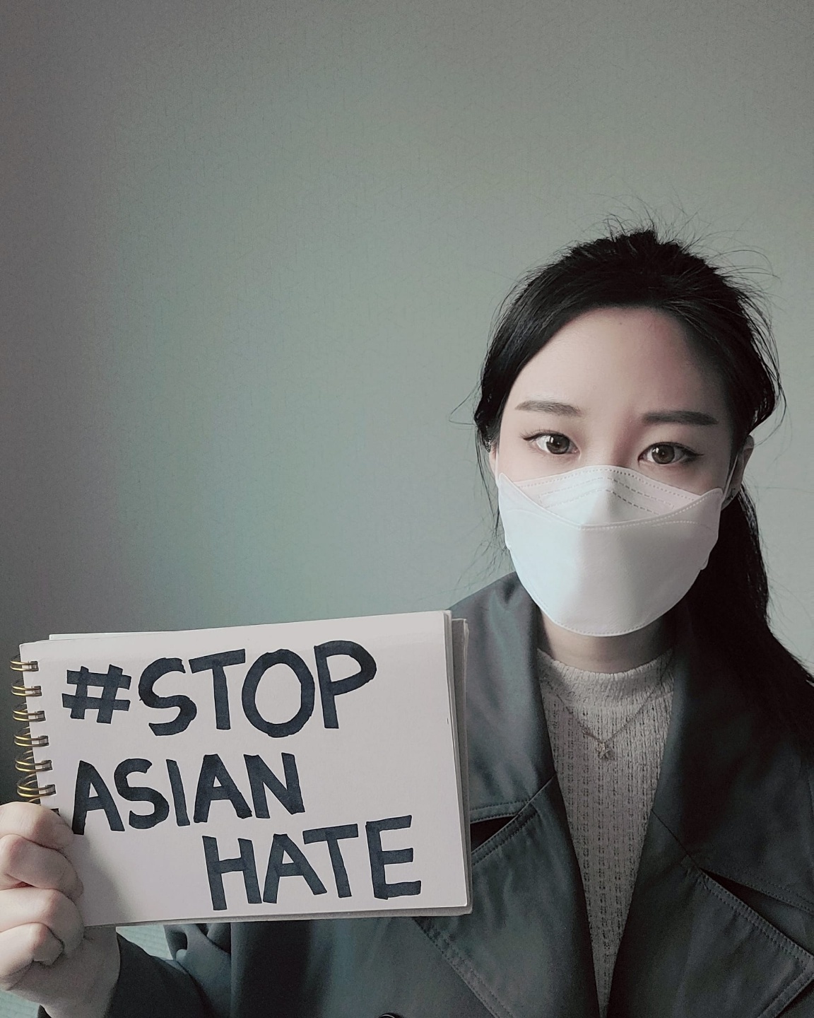 사진은 고예성 작가가 아시아 혐오에 반대한다는 의미의 ‘#STOPASIANHATE’라는 해시태그가 적힌 종이를 들고 찍은 사진. 고예성 작가 제공