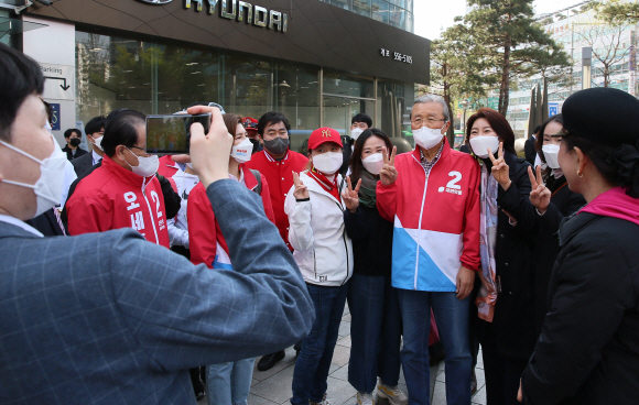 김종인 국민의힘 비상대책위원장이 6일 오후 서울 강남 대치역 사거리에서 4.7 서울시장 재보궐선거에 나선 오세훈 후보의 지원 유세를 마치고 시민들과 기념사진을 찍고 있다. 2021. 4. 6 김명국 선임기자 daunso@seoul.co.kr