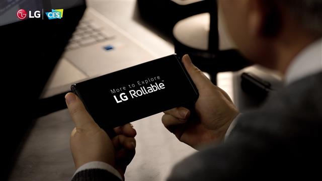 LG전자가 지난 1월 ‘CES 2021’에서 공개해 화제를 모았던 롤러블폰 이미지.  LG전자 제공