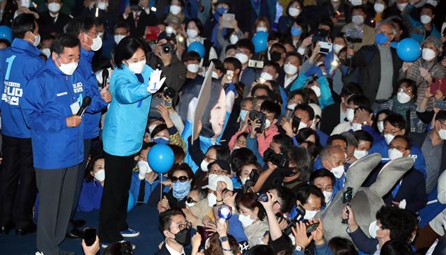 지난해 4월 보궐선거에서 박영선 당시 서울시장 후보가 유권자에게 인사하는 모습