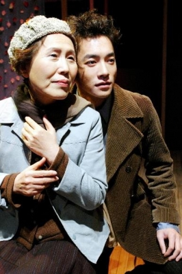 배우 박정자는 지금까지 ‘해롤드와 모드(19 그리고 80)’로 여섯 차례 무대에 섰다. 상대 배우들은 그때마다 달랐지만, 그만은 자리를 지켰다. 박정자와 2004년 공연에 함께하며 해롤드를 연기한 김영민.<br>서울신문 DB