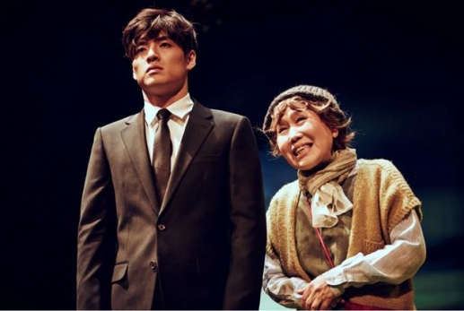 배우 박정자는 지금까지 ‘해롤드와 모드(19 그리고 80)’로 여섯 차례 무대에 섰다. 상대 배우들은 그때마다 달랐지만, 그만은 자리를 지켰다. 박정자와 2015년 공연에서 호흡을 맞춘 강하늘.<br>신시컴퍼니 제공