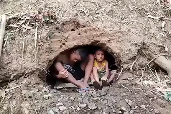 미얀마군 공습 피해 동굴 속에 숨은 아이들 