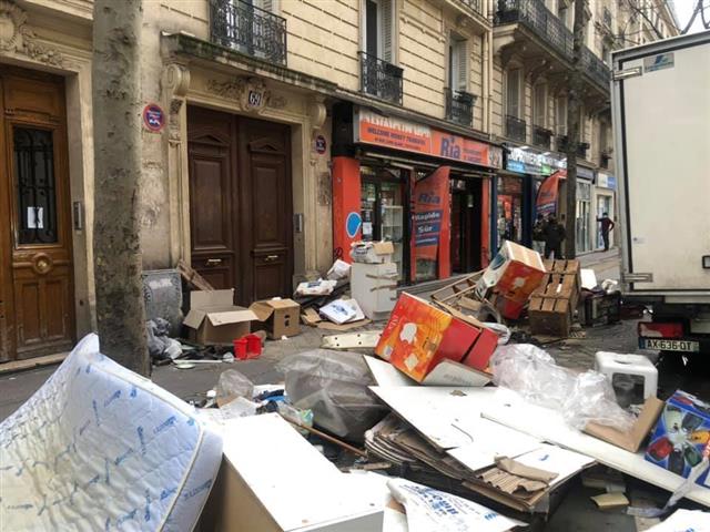 시민들이 ‘엉망이 된 파리’(#SaccageParis)라는 해시태그와 함께 트위터에 올린 사진. 도심 곳곳에 쓰레기가 쌓여 있다. 트위터 캡처