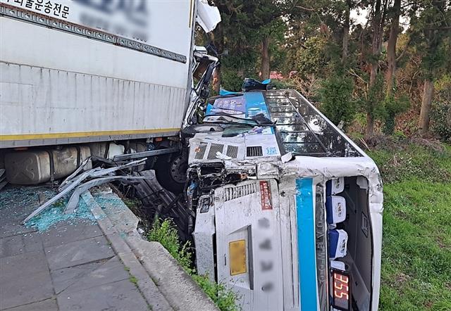 제주대 입구 4중 충돌로 쓰러진 버스… 3명 사망·50여명 부상
