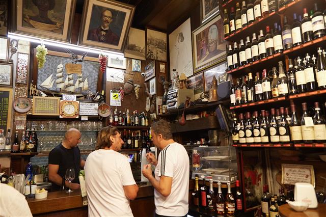 이탈리아 베로나의 한 빈티지 와인숍에서 수십년 된 와인들을 팔고 있다. 와인이 오래됐다고 꼭 비싸고 맛 좋지만은 않다.