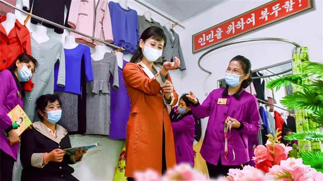 북한 노동당 기관지 노동신문은 8일 일상생활의 옷차림과 몸단장에도 현대적 미감으로 “우리 식으로 고상하고 민족적 정서가 있게” 적극 노력하라고 주문했다. 신문은 동대원구역종합양복점 신흥2양복점이 “사람들의 기호와 특성에 맞게 계절옷 봉사를 잘하고 있다”면서 관련 사진을 공개했다. 평양 노동신문 뉴스1