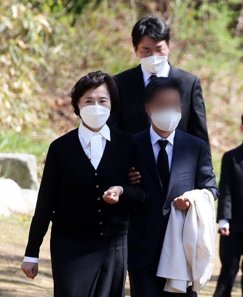 이명희 정석기업 고문이 8일 오후 경기도 용인시 기흥구 하갈동 소재 선영에서 열린 고(故) 조양호 회장 2주기 추모 행사를 마치고 차량으로 이동하고 있다. 2021.4.8  연합뉴스