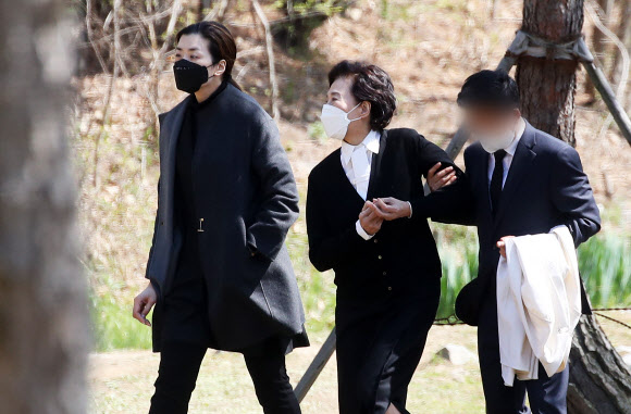 이명희 정석기업 고문과 조현민 한진 부사장이 8일 오후 경기도 용인시 기흥구 하갈동 소재 선영에서 열린 고(故) 조양호 회장 2주기 추모 행사를 마치고 차량으로 이동하고 있다. 2021.4.8  연합뉴스