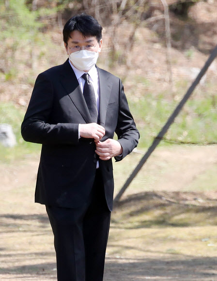 조원태 한진그룹 회장이 8일 오후 경기도 용인시 기흥구 하갈동 소재 선영에서 열린 고(故) 조양호 회장 2주기 추모 행사를 마치고 차량으로 이동하고 있다. 2021.4.8  연합뉴스