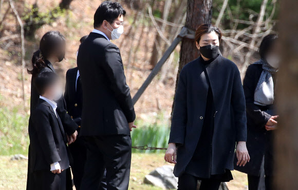 조원태 한진그룹 회장과 조현민 한진 부사장이 8일 오후 경기도 용인시 기흥구 하갈동 소재 선영에서 열린 고(故) 조양호 회장 2주기 추모 행사를 마치고 차량으로 이동하고 있다. 2021.4.8  연합뉴스