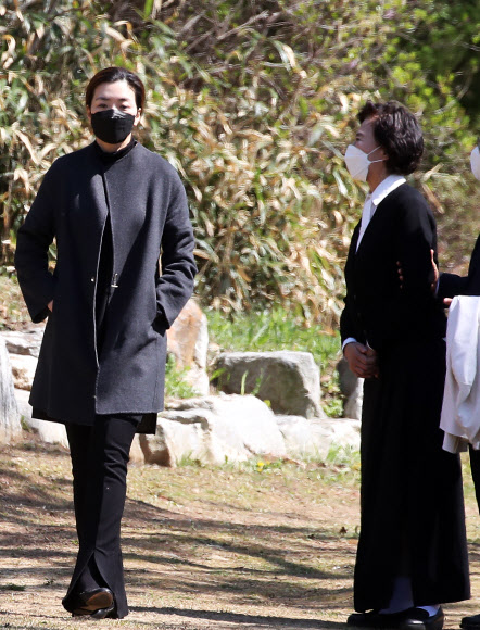 이명희 정석기업 고문과 조현민 한진 부사장이 8일 오후 경기도 용인시 기흥구 하갈동 소재 선영에서 열린 고(故) 조양호 회장 2주기 추모 행사를 마치고 차량으로 이동하고 있다. 2021.4.8  연합뉴스