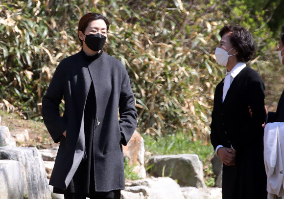 이명희 정석기업 고문과 조현민 한진 부사장이 8일 오후 경기도 용인시 기흥구 하갈동 소재 선영에서 열린 고(故) 조양호 회장 2주기 추모 행사를 마치고 차량으로 이동하고 있다. 2021.4.8  연합뉴스