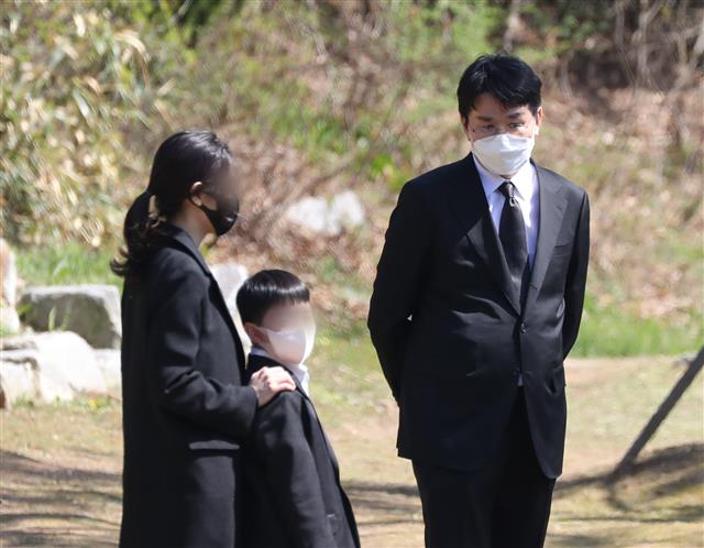 조원태 한진그룹 회장이 8일 오후 경기도 용인시 기흥구 소재 선영에서 열린 故조양호 전 한진그룹 회장 2주기 추모 행사에서 마치고 이동하고 있다. 2021.4.8 뉴스1