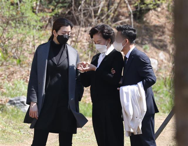이명희 전 일우재단 이사장과 조현민 한진 부사장이 8일 오후 경기도 용인시 기흥구 소재 선영에서 열린 故조양호 전 한진그룹 회장 2주기 추모 행사에서 마치고 이동하고 있다. 2021.4.8 뉴스1