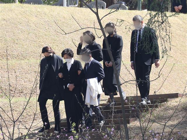 이명희 전 일우재단 이사장과 조현민 한진 부회장이 8일 오후 경기도 용인시 기흥구 소재 선영에서 열린 故조양호 전 한진그룹 회장 2주기 추모 행사에서 마치고 이동하고 있다. 2021.4.8 뉴스1