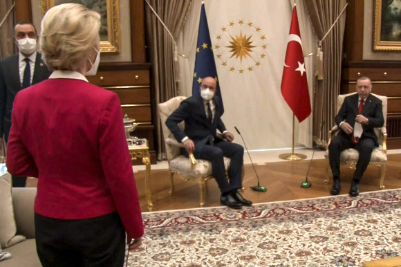 레제프 타이이프 에르도안(오른쪽부터) 터키 대통령이 지난 6일(현지시간) 앙카라궁 관저에서 유럽연합(EU)과 정상회담을 열기 전 샤를 미셸 EU 상임의장과만 상석에 나란히 앉자 당황한 우르줄라 폰데어라이엔 집행위원장이 가만 서 있다. 결국 의자가 없어 폰데어라이엔 집행위원장은 소파에 앉아 의전 격이 맞지 않는 터키 외무장관과 마주 볼 수밖에 없었다. 동영상 캡처 AFP 연합뉴스 