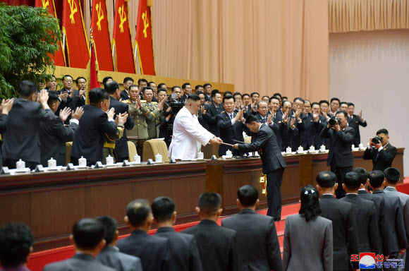 김정은 북한 노동당 총비서는 8일 세포비서대회에서 모범적인 당세포비서에게 표창장을 수여했다. 세포비서는 노동당의 최말단 조직인 당세포의 책임자를 뜻한다. 2021.4.9  평양 조선중앙통신 연합뉴스
