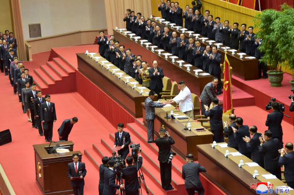 김정은 북한 노동당 총비서는 8일 세포비서대회에서 모범적인 당세포비서에게 표창장을 수여했다. 세포비서는 노동당의 최말단 조직인 당세포의 책임자를 뜻한다. 2021.4.9  평양 조선중앙통신 연합뉴스