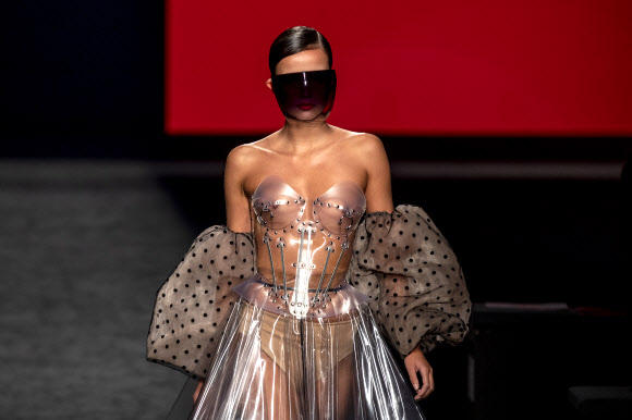 모델이 8일(현지시간) 스페인 마드리드에서 열린 패션 위크 중 디자이너 마야 한센의 작품을 선보이고 있다. AP 연합뉴스