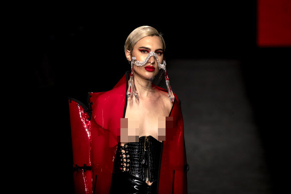 모델이 8일(현지시간) 스페인 마드리드에서 열린 패션 위크 중 디자이너 마야 한센의 작품을 선보이고 있다. AP 연합뉴스