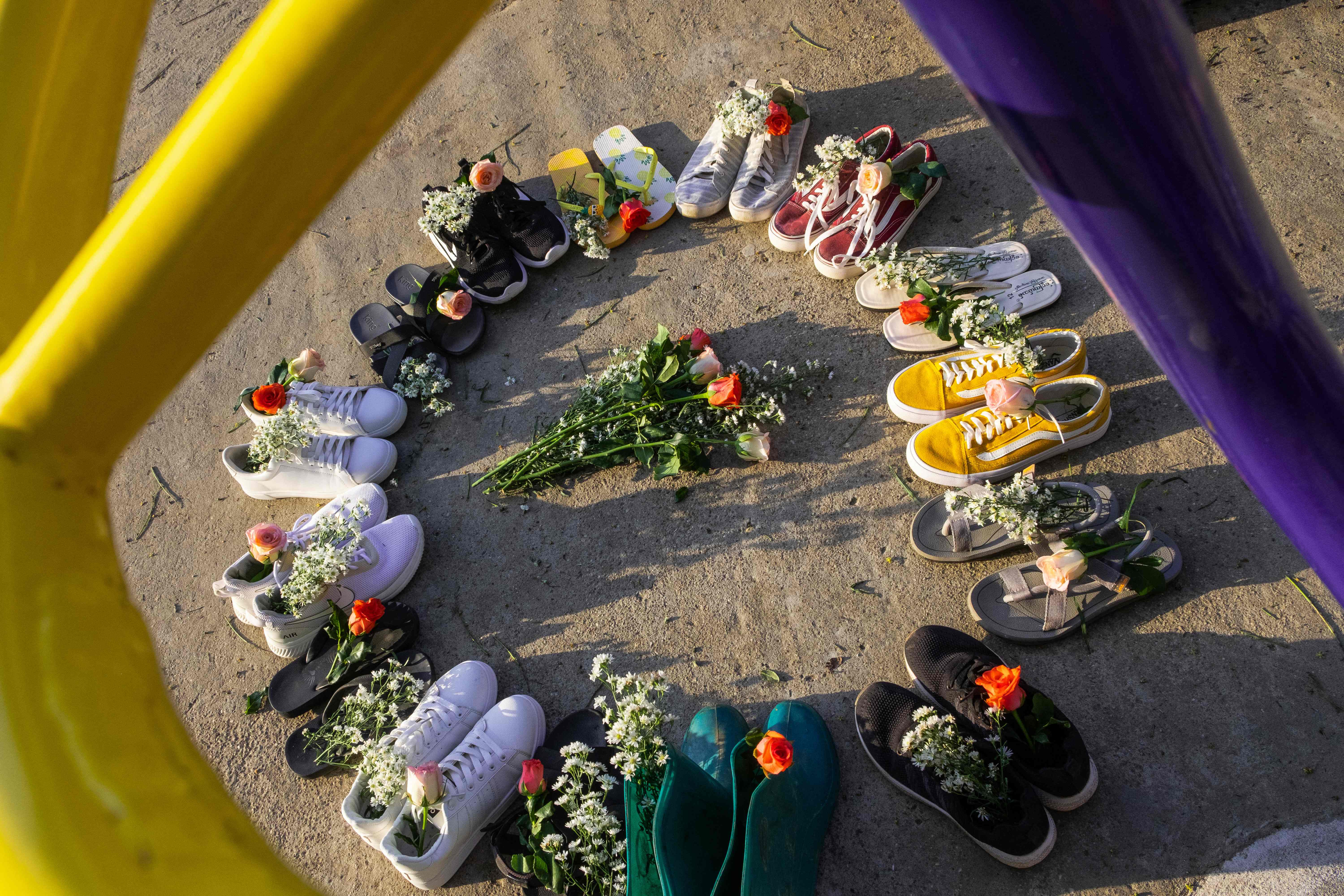 미얀마 시민들이 군부 쿠테다 규탄 시위를 강경진압하는 군경에 맞서 8일 비폭력 평화시위의 일환으로 신발에 꽃을 꽂아 거리에 두는 방식으로 벌이는 ‘매칭 슈즈 스트라이크’ 시위. 양곤 AFP 연합뉴스