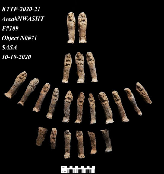 이집트 남부 룩소르에서 약 3천400년 전에 건설된 것으로 추정되는 고대 도시 유적이 발굴됐다고 이집트의 고고학자인 자히 하와스가 8일(현지시간) 밝혔다. 사진은 이번에 발굴된 이집트 도시 유적에서 출토된 유물들. 2021.4.9  자히 하와스 이집트학 센터 제공