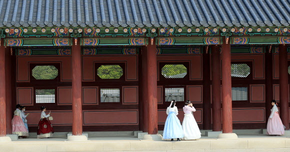 고궁에서는 한복 입고