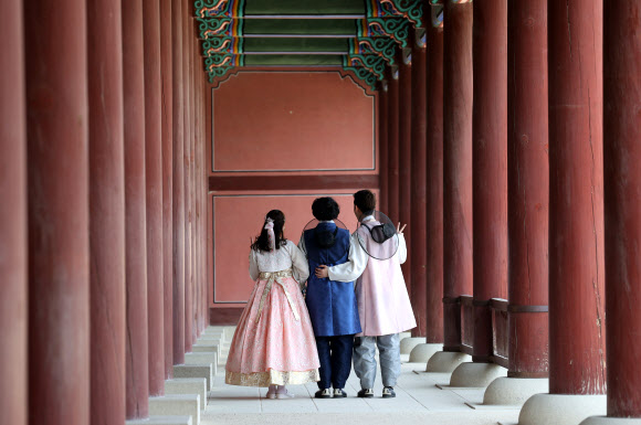고궁에서는 한복 입고