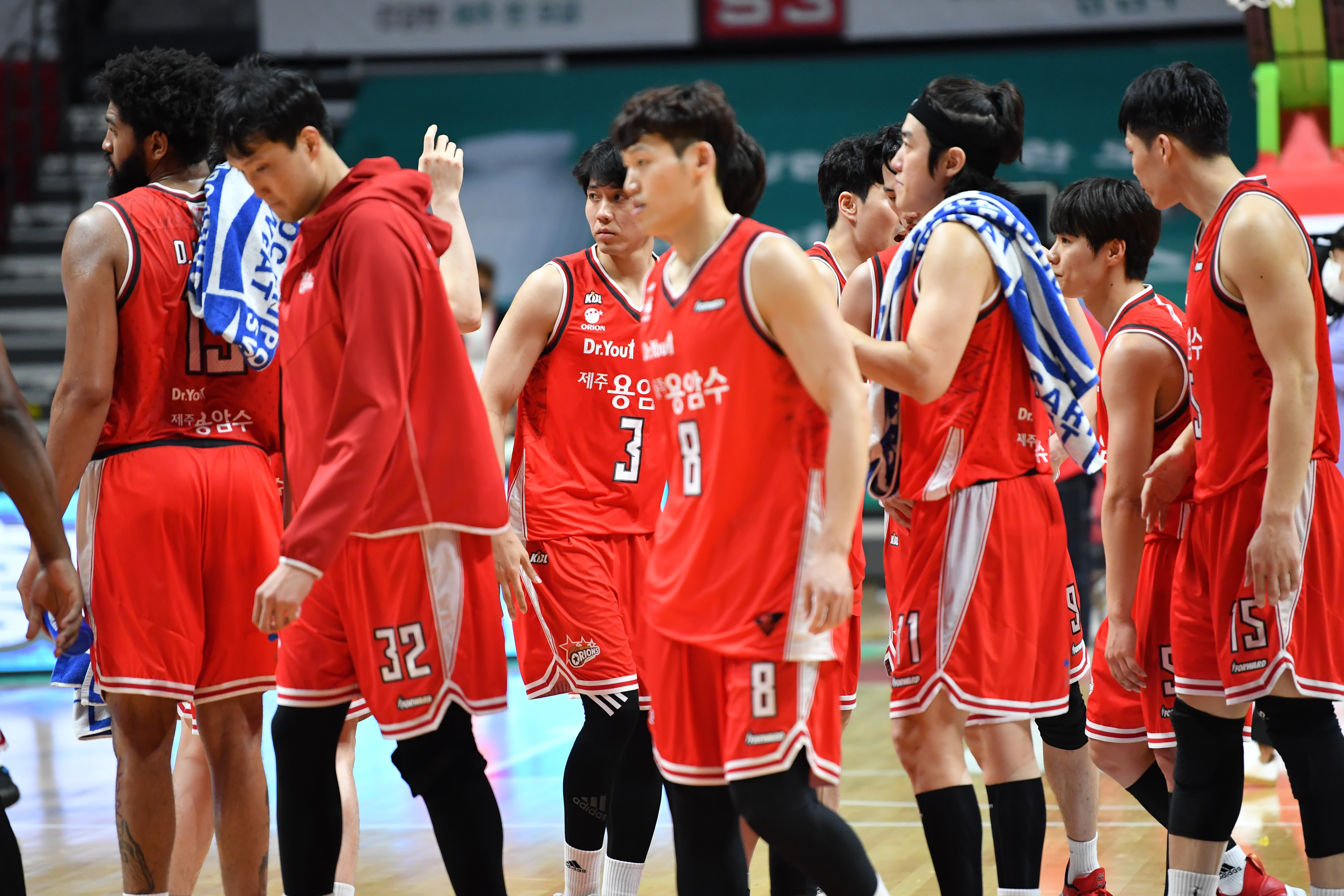 패배 후 경기장을 빠져나가는 오리온 선수단. KBL 제공