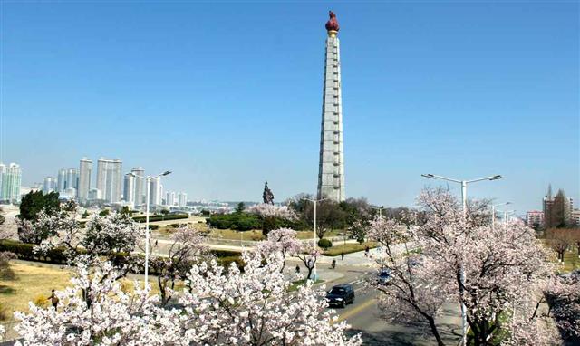 북한 노동당 기관지 노동신문은 11일 ‘4월의 봄명절을 앞두고 수도에 펼쳐진 꽃바다’라는 제목으로 여러 장의 사진을 실었다. 신문은 “어디서나 봄철 특유의 자연풍경이 사람들의 마음을 즐겁게 해준다”면서 “온 거리에 봄의 훈향이 그윽하게 넘쳐흐른다”라고 전했다.  평양 노동신문 뉴스1