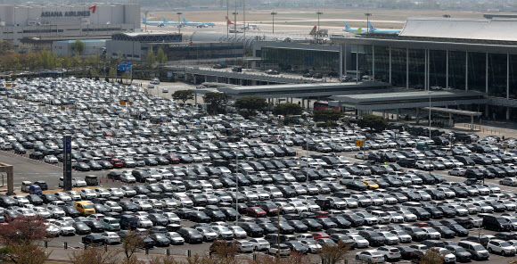 11일 오전 서울 김포공항 주차장이 차들로 가득하다. 중앙방역대책본부에 따르면 이날 0시 기준 코로나19 신규 확진자 수는 614명으로 사흘 연속 600명대를 이어갔다.  한편 코로나19 확산을 막기 위한 거리두기 단계는 12일부터 다음 달 2일까지 3주 동안 현행 단계를 유지하되 유흥주점업, 단란주점, 홀덤펍 등 6개 업종에 대해서는 사실상 영업금지에 해당하는 집합 금지 조치가 취해진다. 2021.4.11  연합뉴스