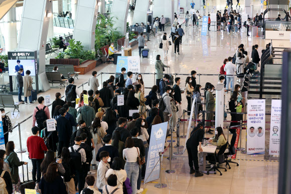 11일 오전 서울 김포공항 탑승장이 탑승객들로 붐비고 있다. 중앙방역대책본부에 따르면 이날 0시 기준 코로나19 신규 확진자 수는 614명으로 사흘 연속 600명대를 이어갔다.  한편 코로나19 확산을 막기 위한 거리두기 단계는 12일부터 다음 달 2일까지 3주 동안 현행 단계를 유지하되 유흥주점업, 단란주점, 홀덤펍 등 6개 업종에 대해서는 사실상 영업금지에 해당하는 집합 금지 조치가 취해진다. 2021.4.11  연합뉴스