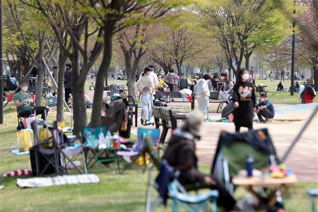 11일 오후 서울 난지한강공원에서 시민들이 포근한 봄 날씨를 만끽하고 있다. 2021.4.11 뉴스1